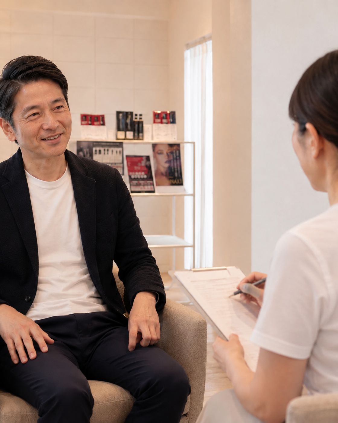 初回カウンセリングで笑顔で話すお客様と、話を聞くセラピスト